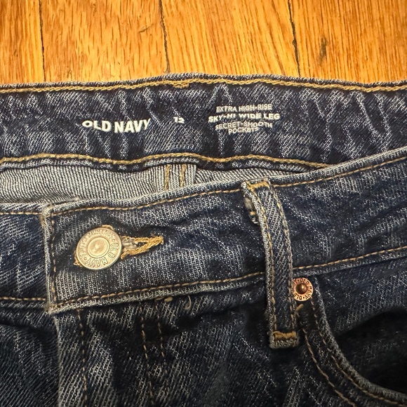 Old Navy Extra High-Rise Sky-Hi Wide Leg Jeans w/ Secret Smooth Pockets, Size 12 - Picture 7 of 9